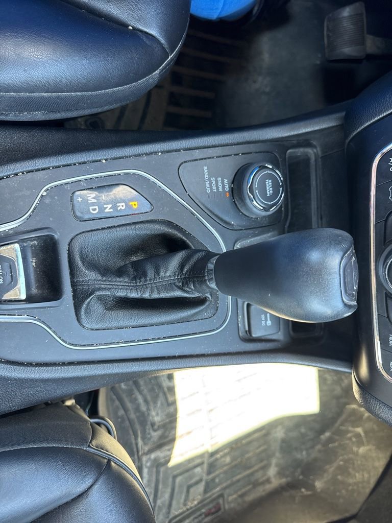 Used 2021 Jeep Cherokee Latitude Plus AWD/4WD image 16