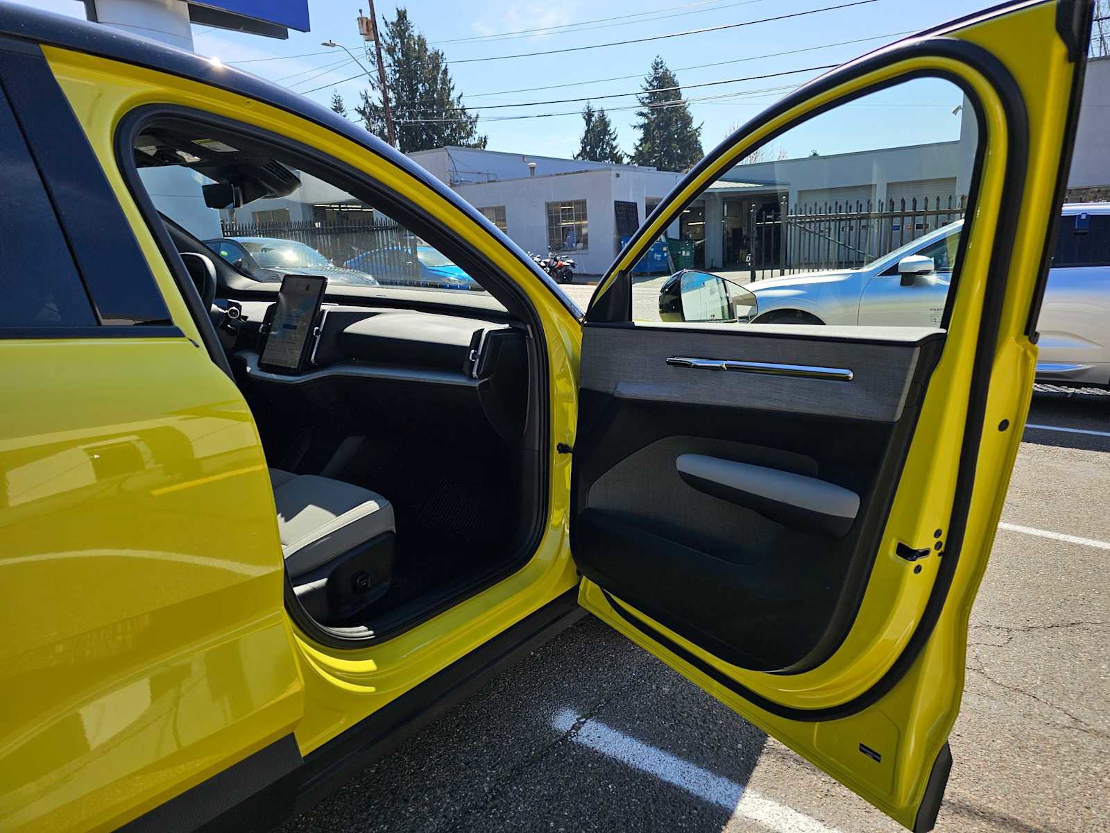 Used 2025 Volvo EX30 Plus w/ Protection Package Premier image 10