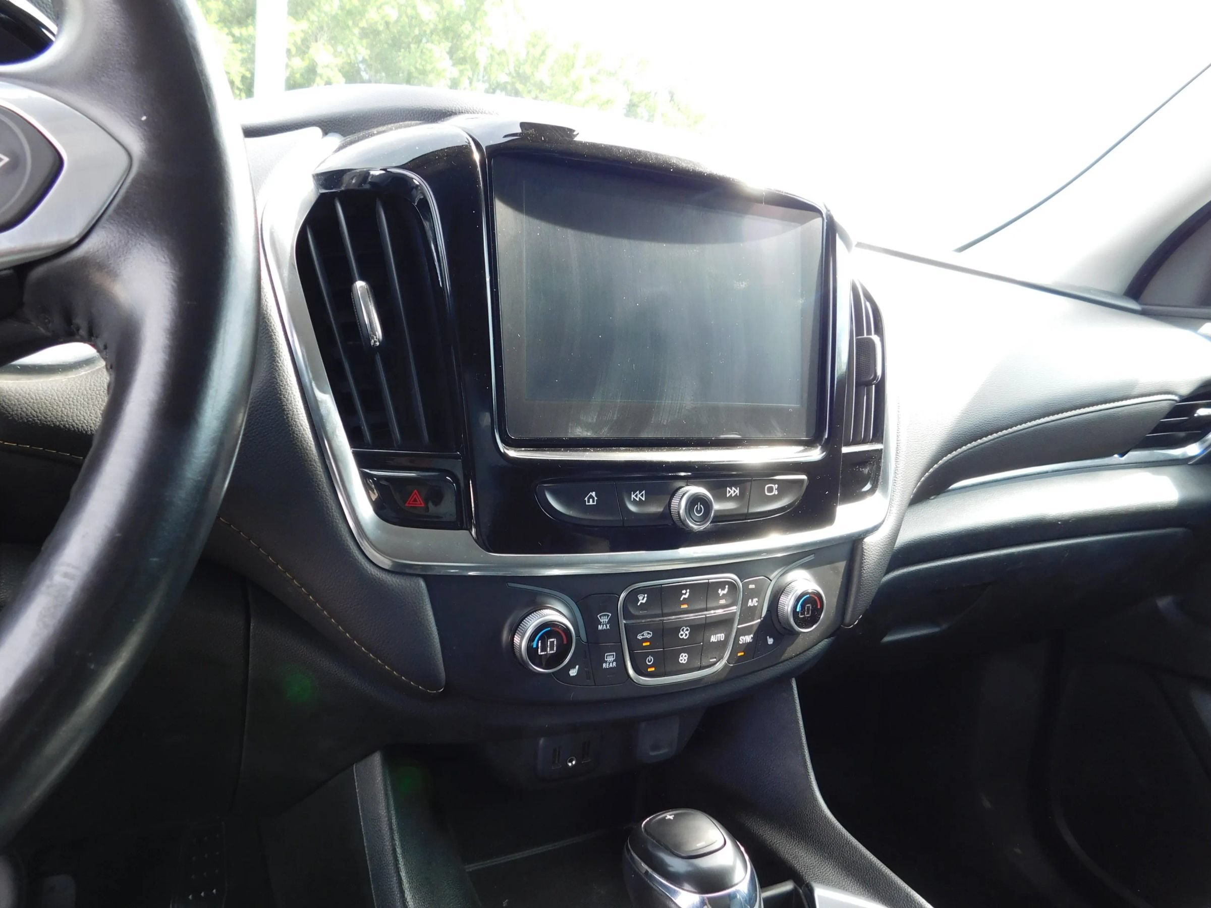 Used 2020 Chevrolet Traverse LT w/ Driver Confidence II Package AWD/4WD image 17