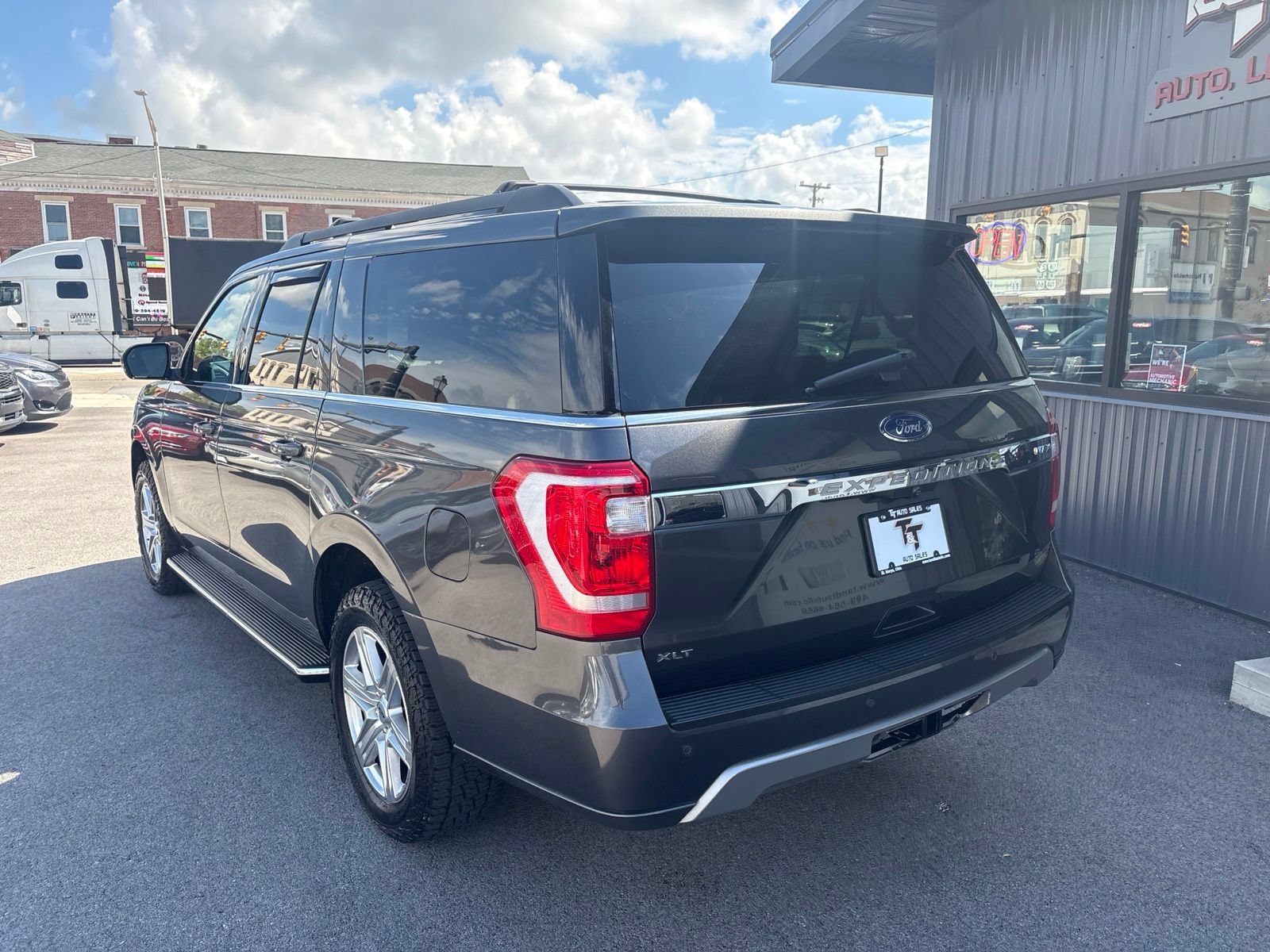 Used 2021 Ford Expedition Max XLT AWD/4WD image 3