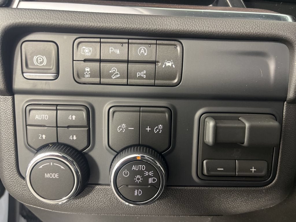 New 2026 Chevrolet Suburban Premier AWD/4WD image 25