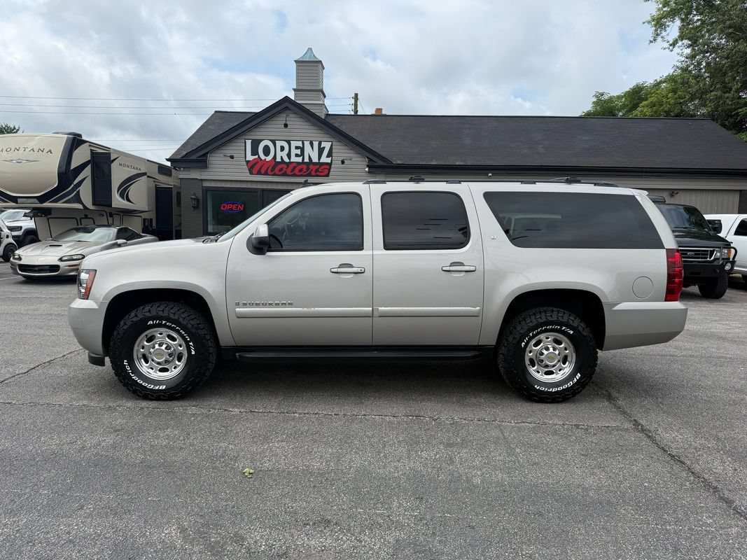 Used 2007 Chevrolet Suburban 2500 LT w/ LT Preferred Equipment Group AWD/4WD image 2
