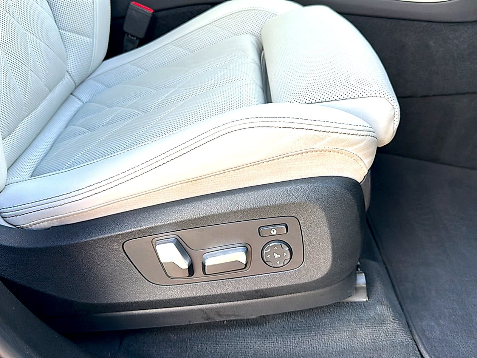 Used 2024 BMW X5 xDrive40i w/ M Sport Package AWD/4WD image 29