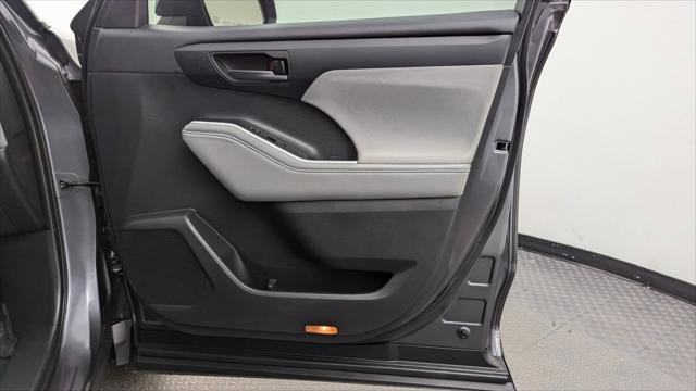 Used 2021 Toyota Highlander L image 23