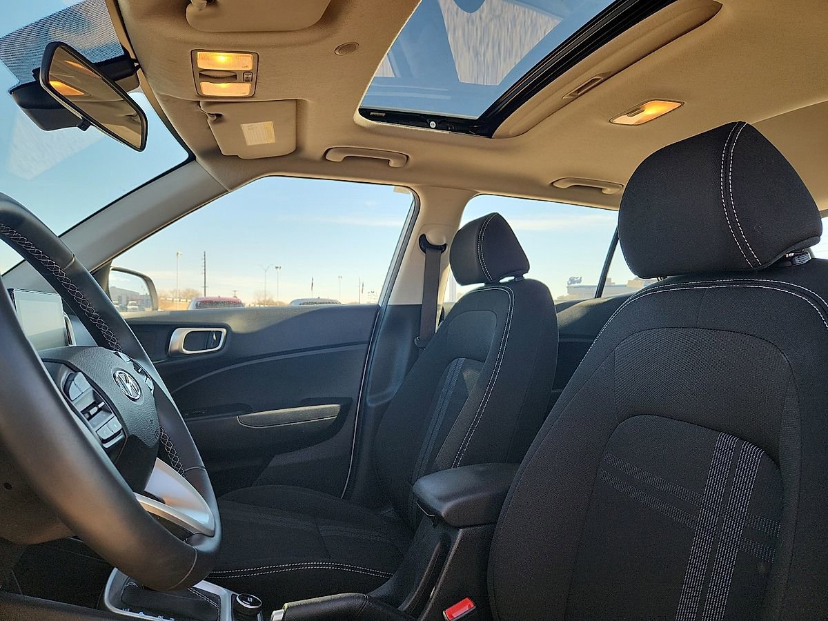 Used 2025 Hyundai Venue SEL image 7