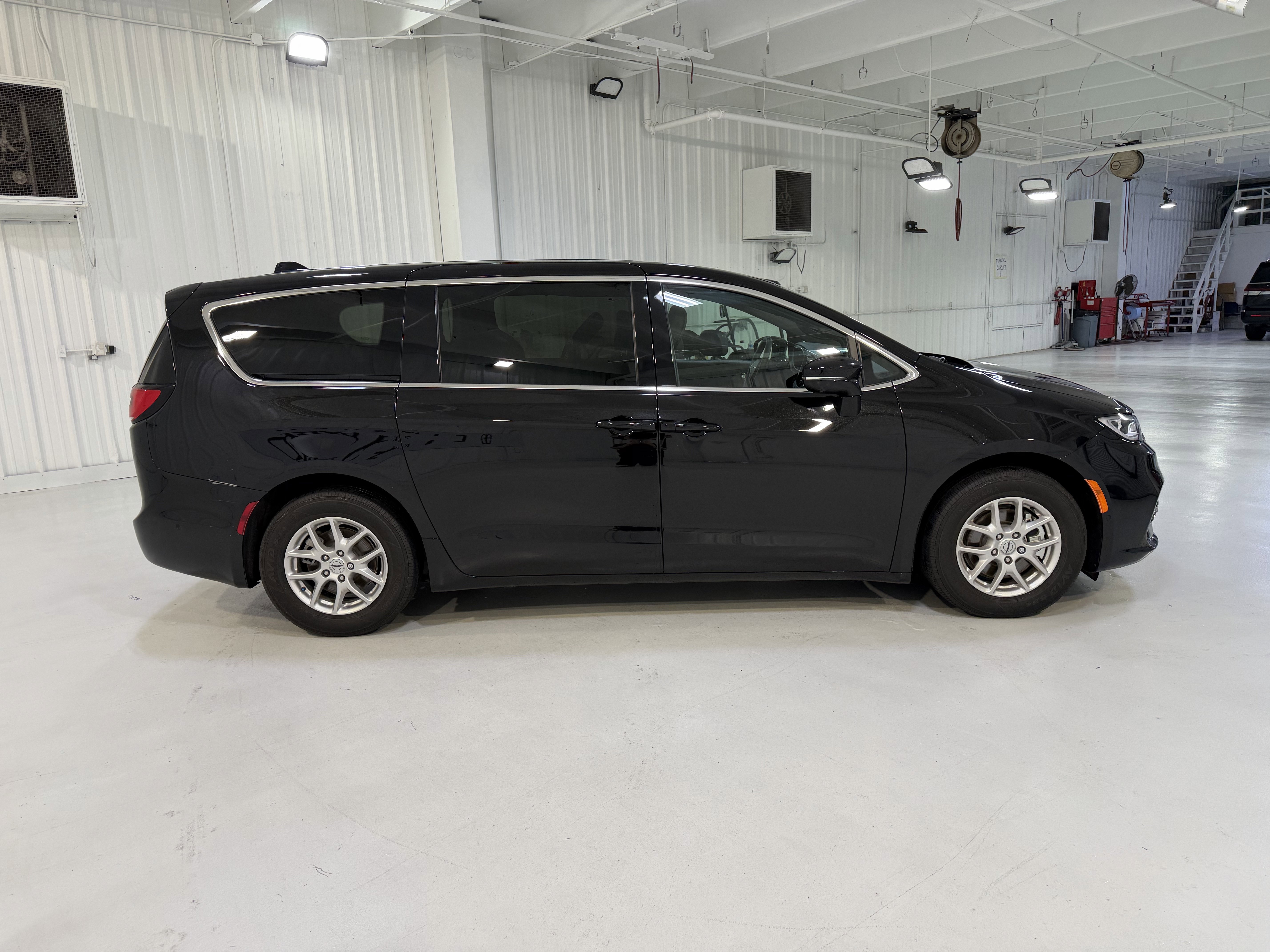 Used 2025 Chrysler Pacifica Select FWD image 6
