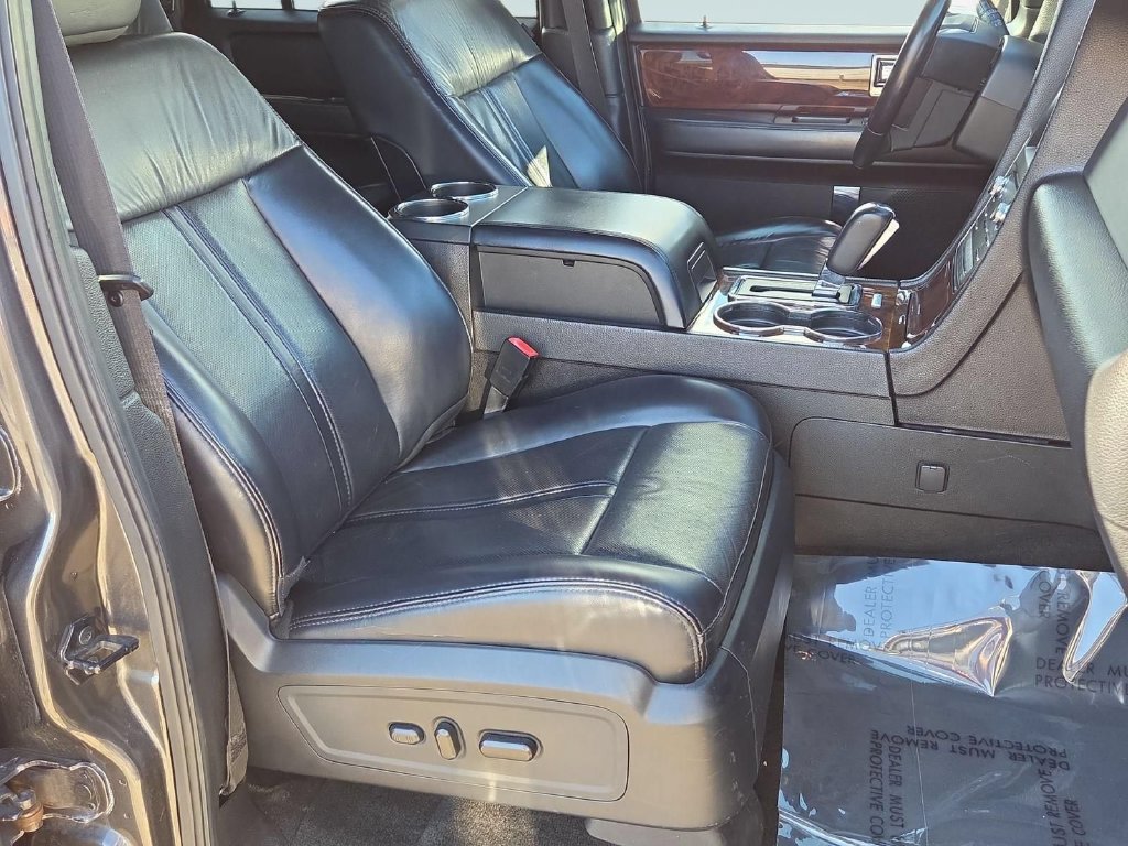 Used 2017 Lincoln Navigator Select AWD/4WD image 32