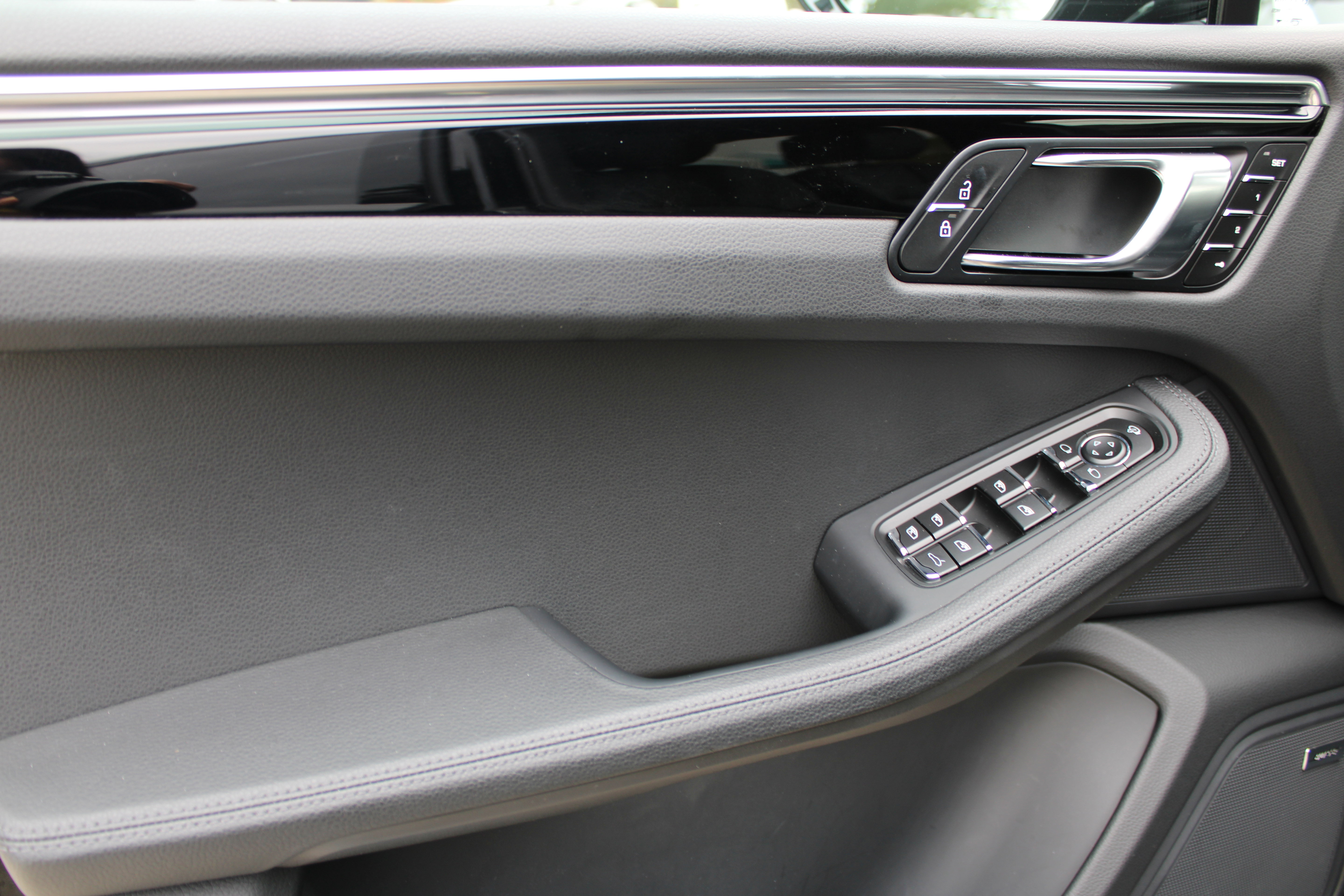 Certified 2026 Porsche Macan AWD/4WD image 16