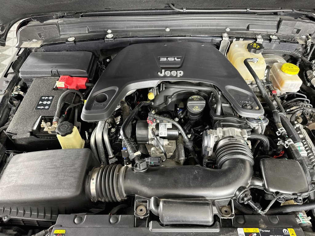 Used 2021 Jeep Wrangler Unlimited Rubicon AWD/4WD image 32