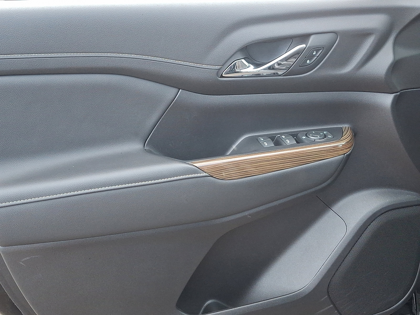 Used 2023 GMC Acadia SLE image 13