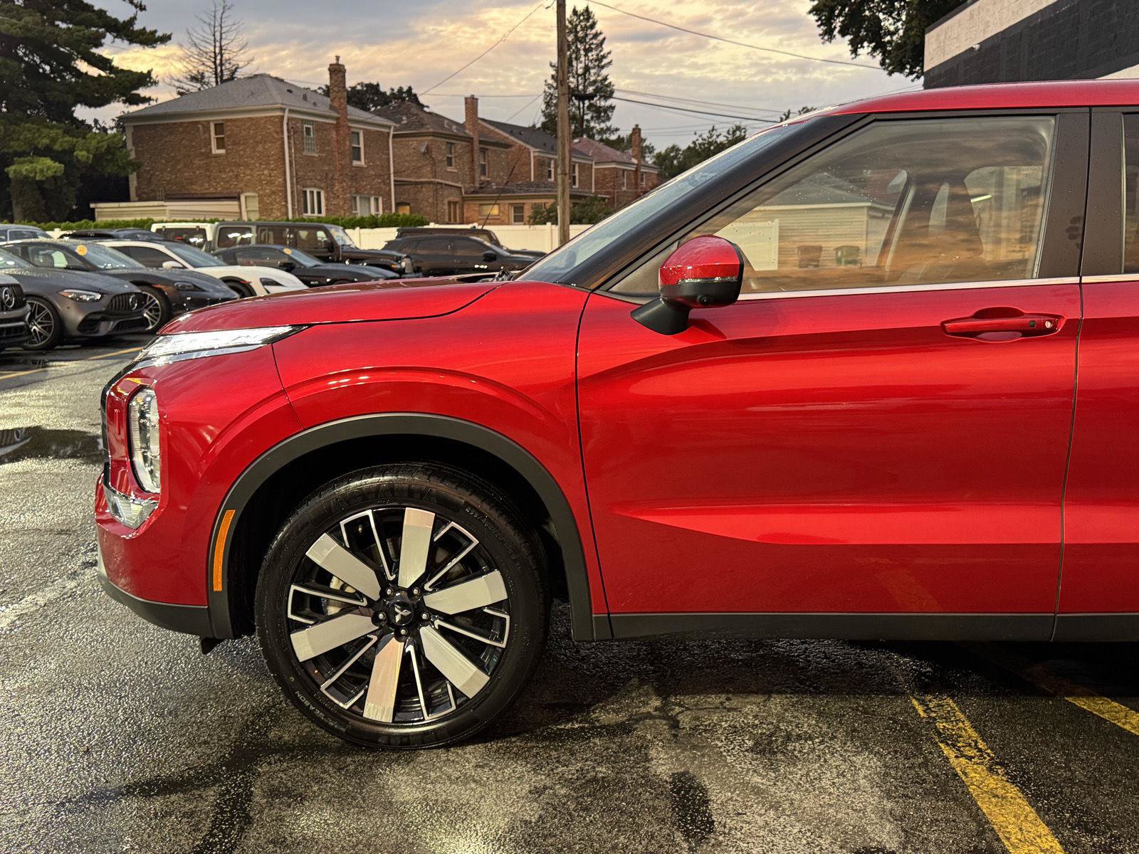 Used 2025 Mitsubishi Outlander LE AWD/4WD image 2