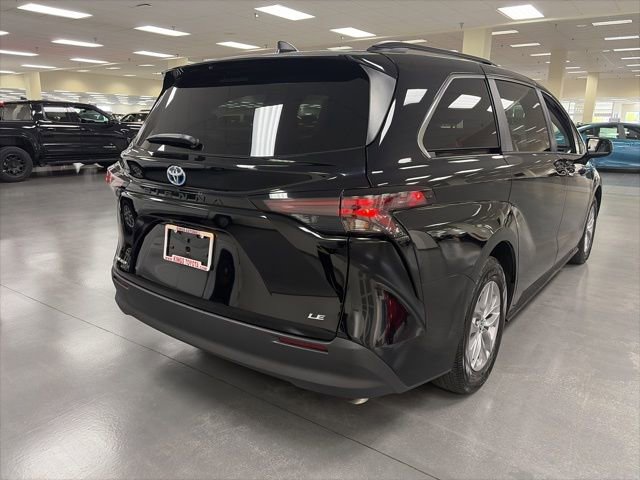 Certified 2025 Toyota Sienna LE image 7