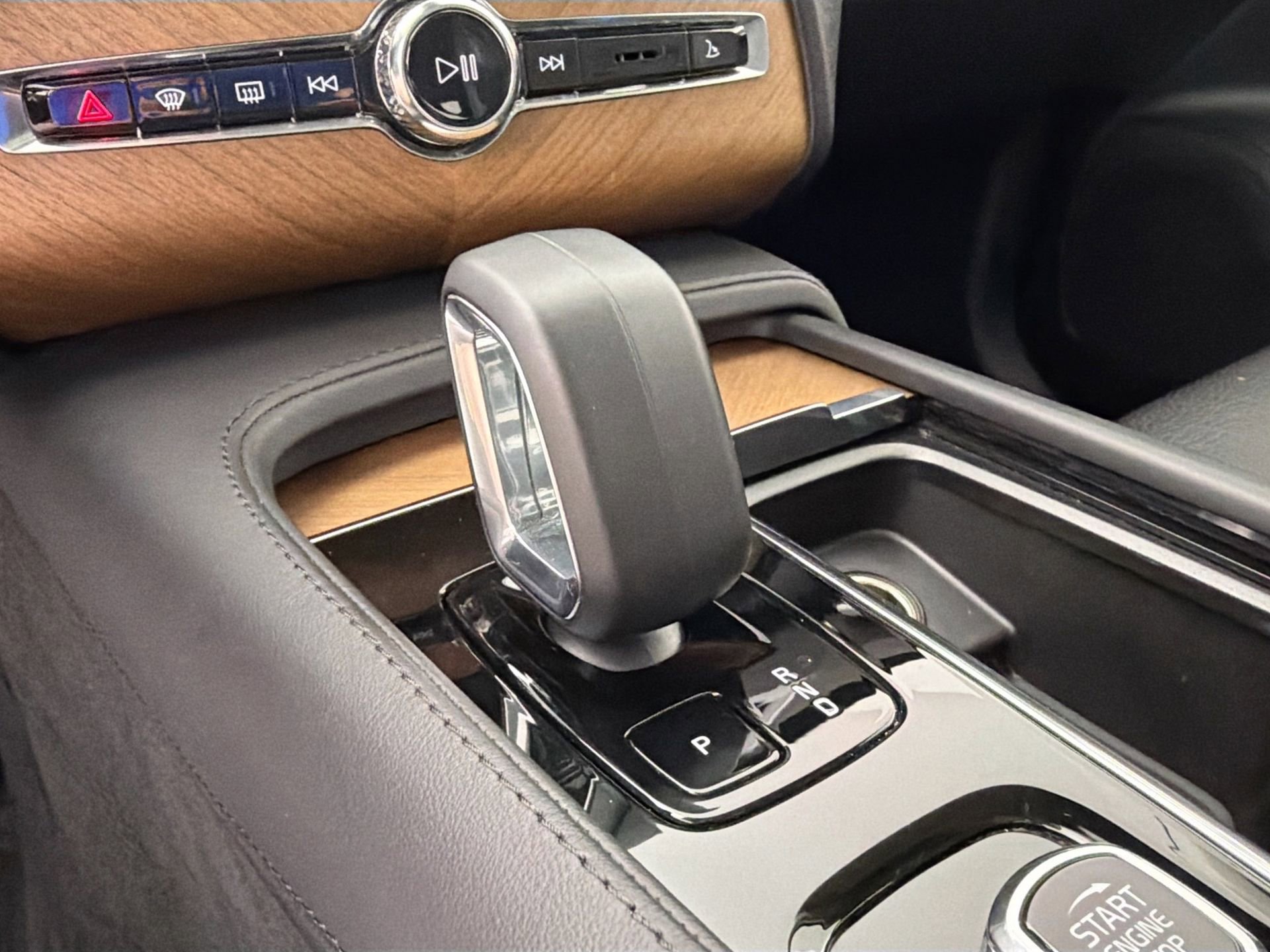 Certified 2023 Volvo XC90 B6 Plus w/ Protection Package Premier AWD/4WD image 17