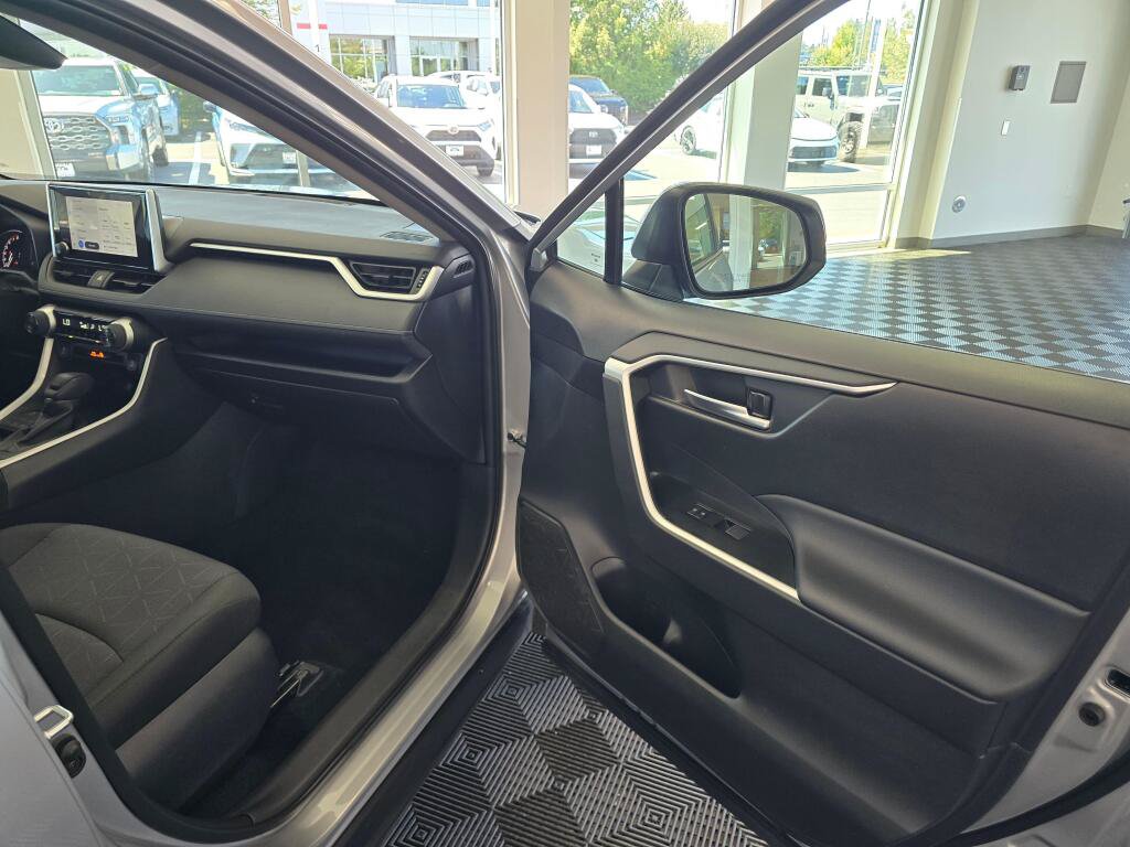 Used 2025 Toyota RAV4 XLE AWD/4WD image 41