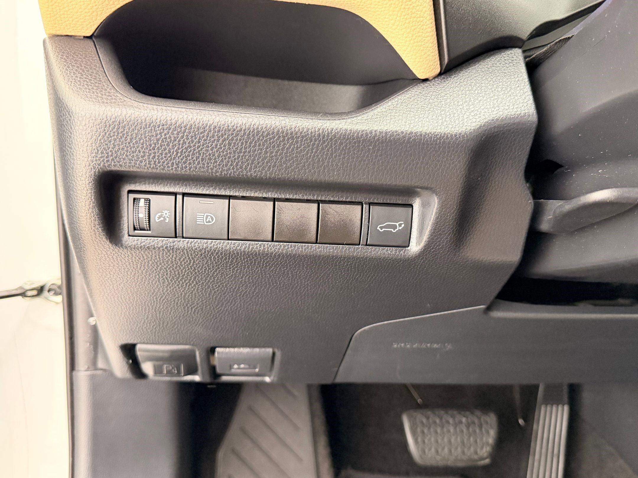 Used 2019 Toyota RAV4 XLE Premium image 19