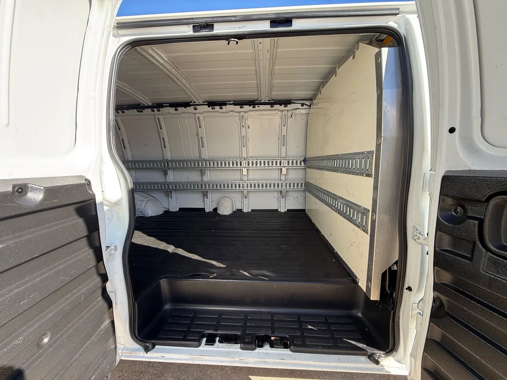 Used 2012 GMC Savana 2500 Extended RWD image 9
