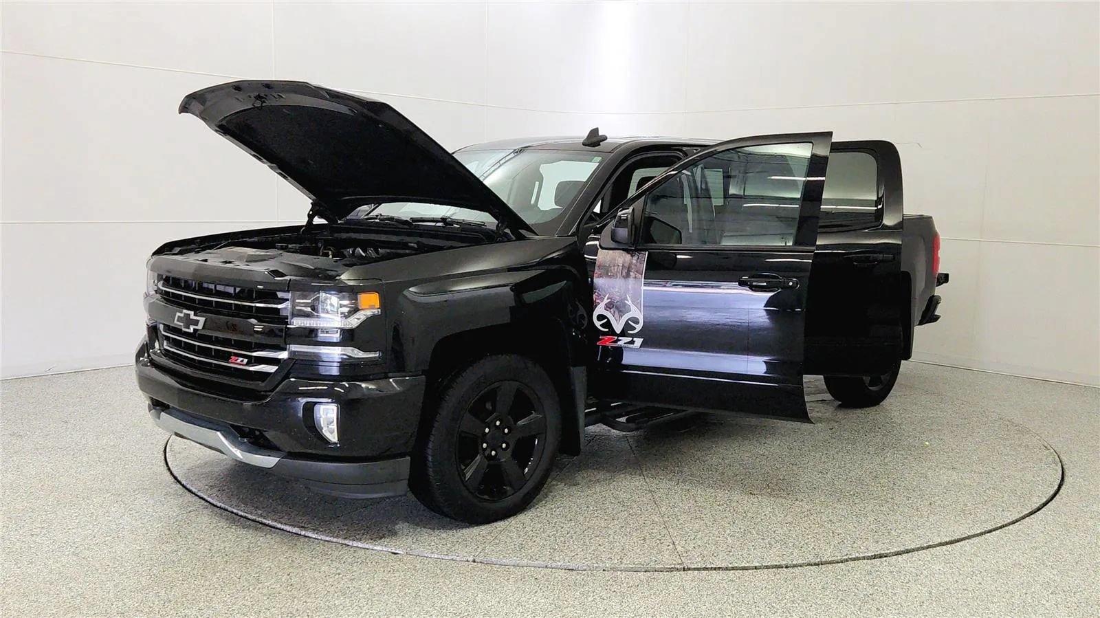 Used 2017 Chevrolet Silverado 1500 LTZ Z71 w/ Realtree Edition AWD/4WD image 10