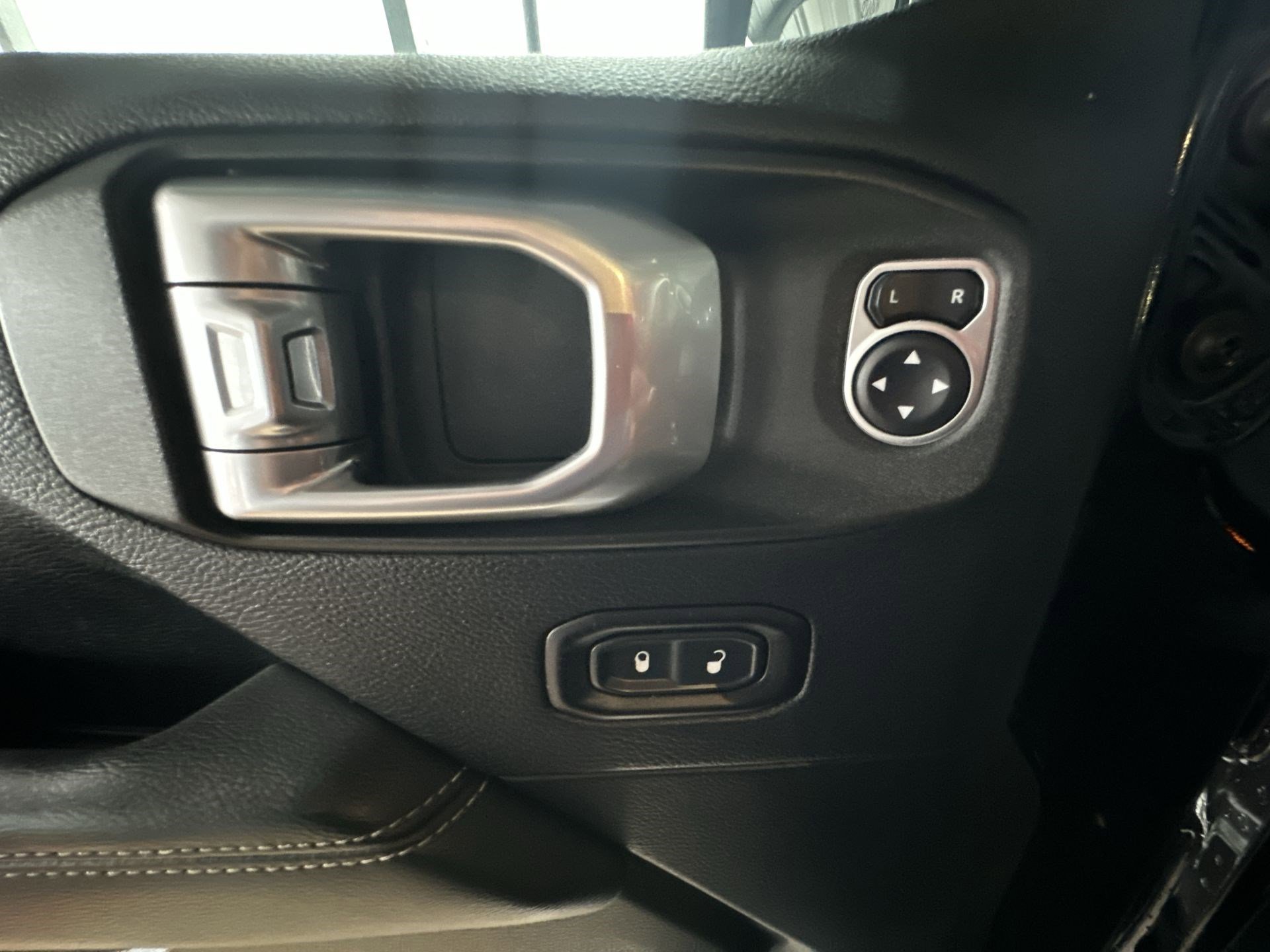 Used 2019 Jeep Wrangler Unlimited Sahara w/ Uconnect 4C Nav & Sound Group image 15