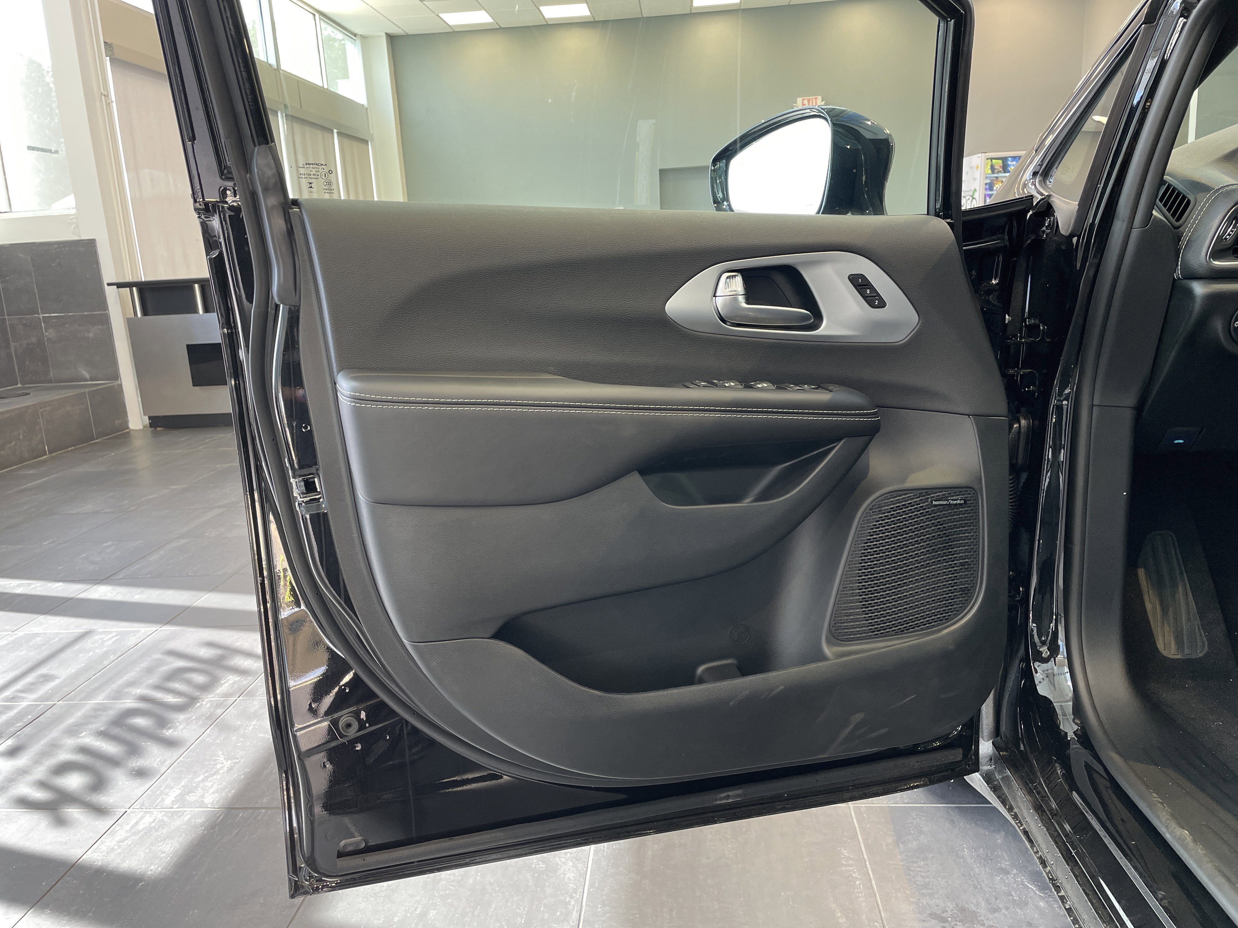 New 2026 Chrysler Pacifica Limited w/ Uconnect Theater Family Group FWD image 13