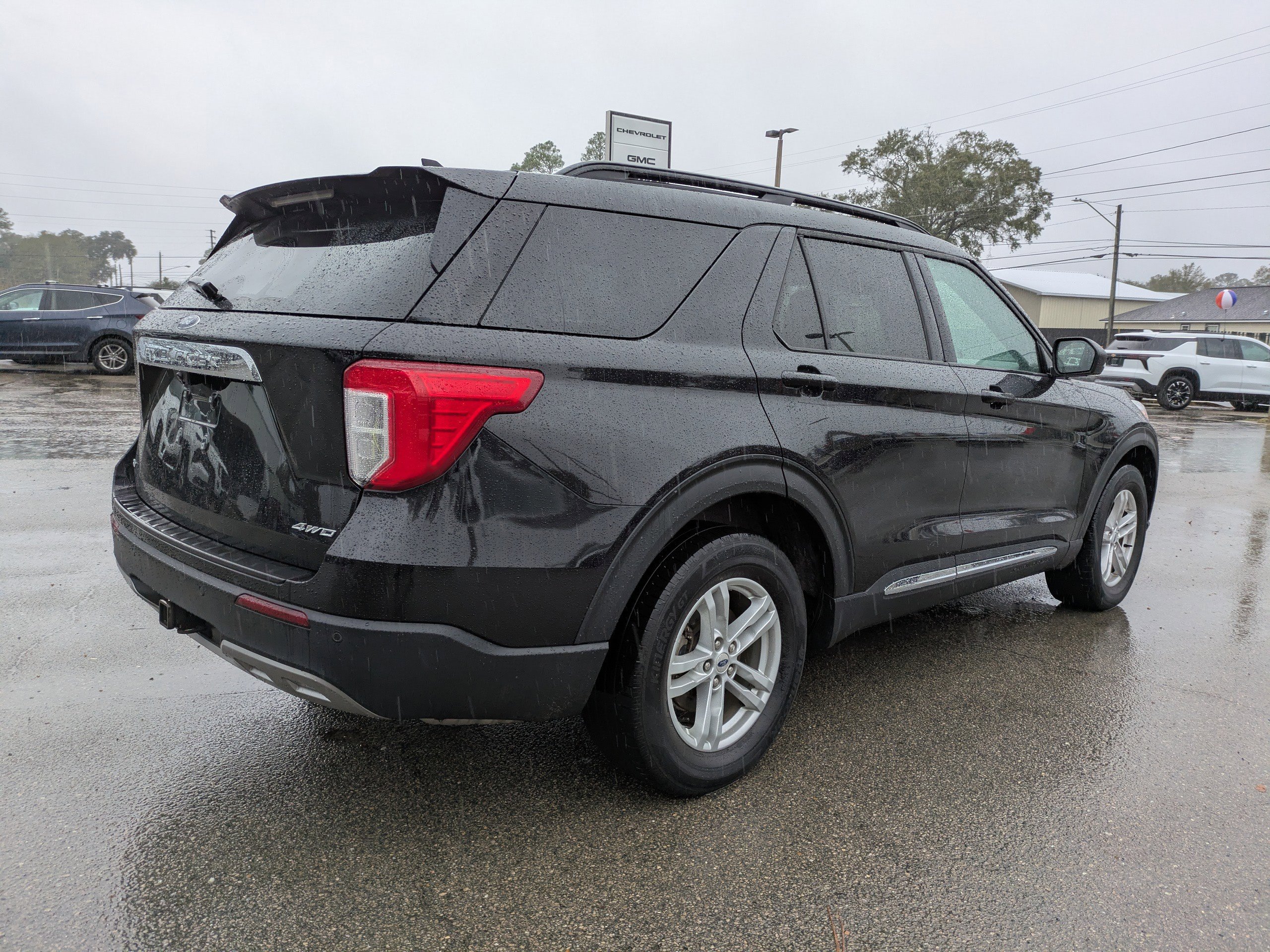 Used 2022 Ford Explorer XLT w/ Equipment Group 202A image 4