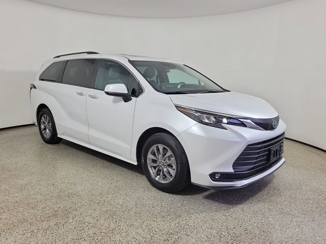 Used 2025 Toyota Sienna XLE FWD image 4