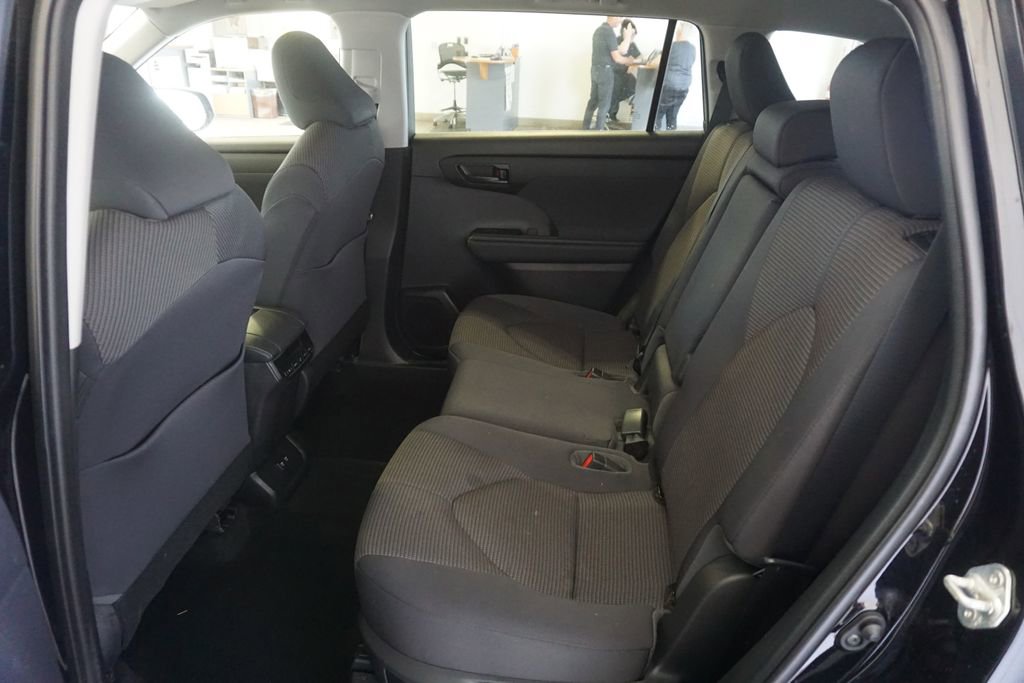 Used 2021 Toyota Highlander LE AWD/4WD image 19