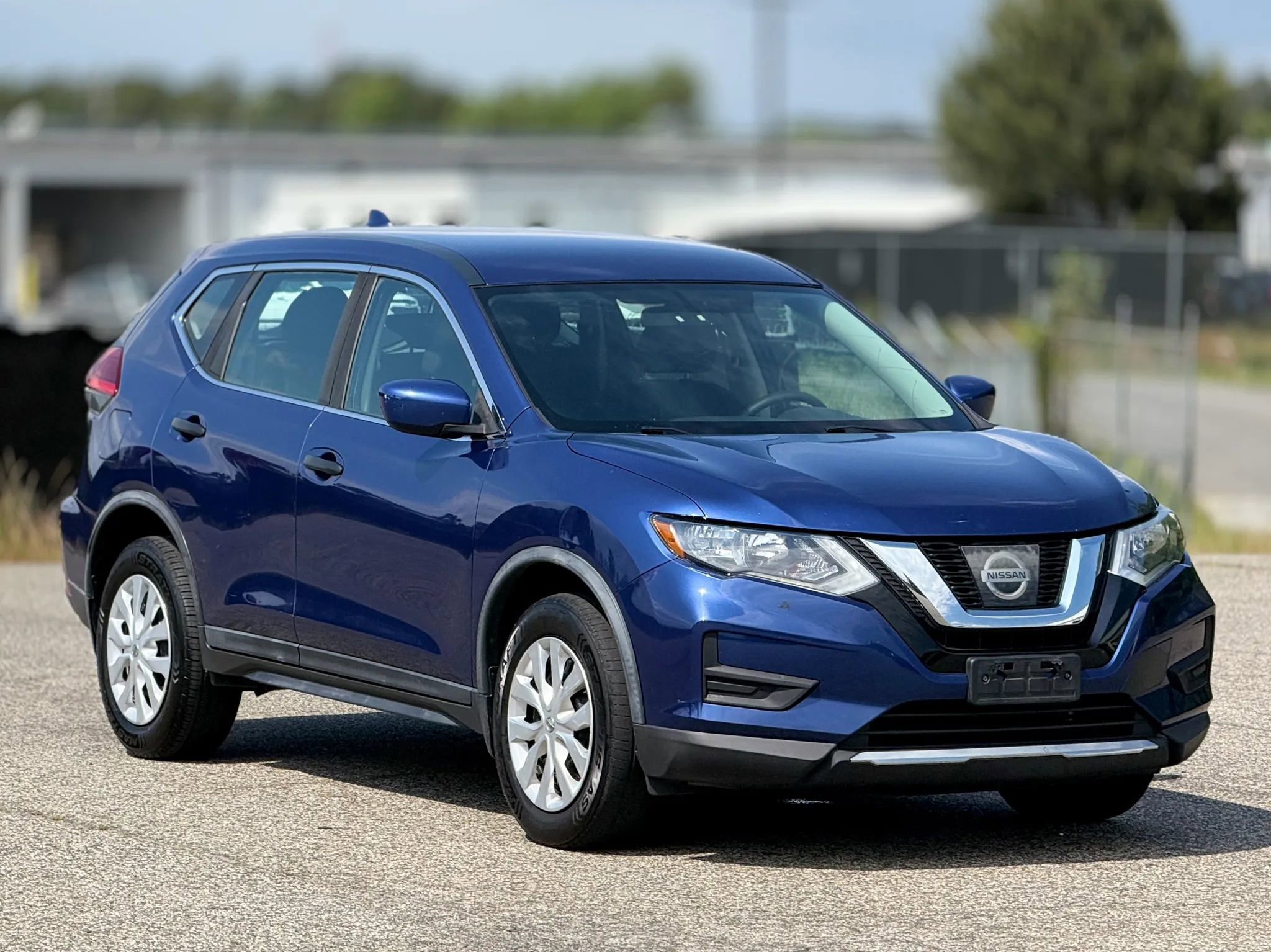 Used 2017 Nissan Rogue S AWD/4WD image 1