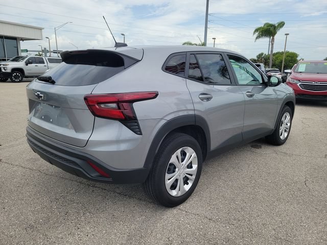 Used 2026 Chevrolet Trax LS FWD image 4