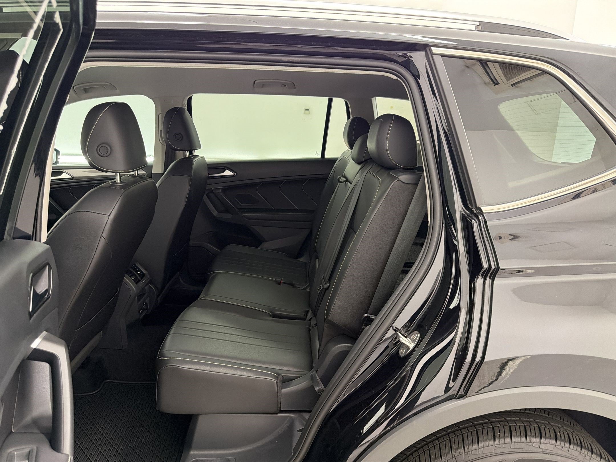 Used 2024 Volkswagen Tiguan SE FWD image 24