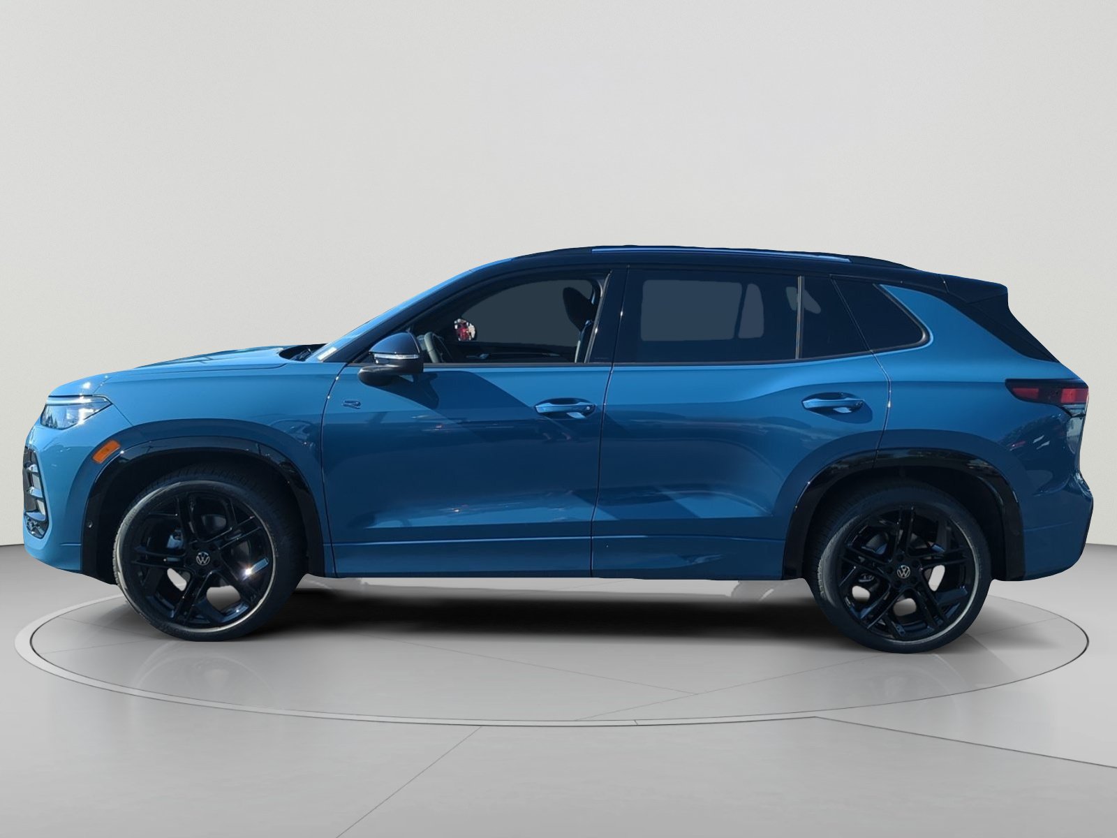 New 2026 Volkswagen Tiguan SE R-Line FWD image 2