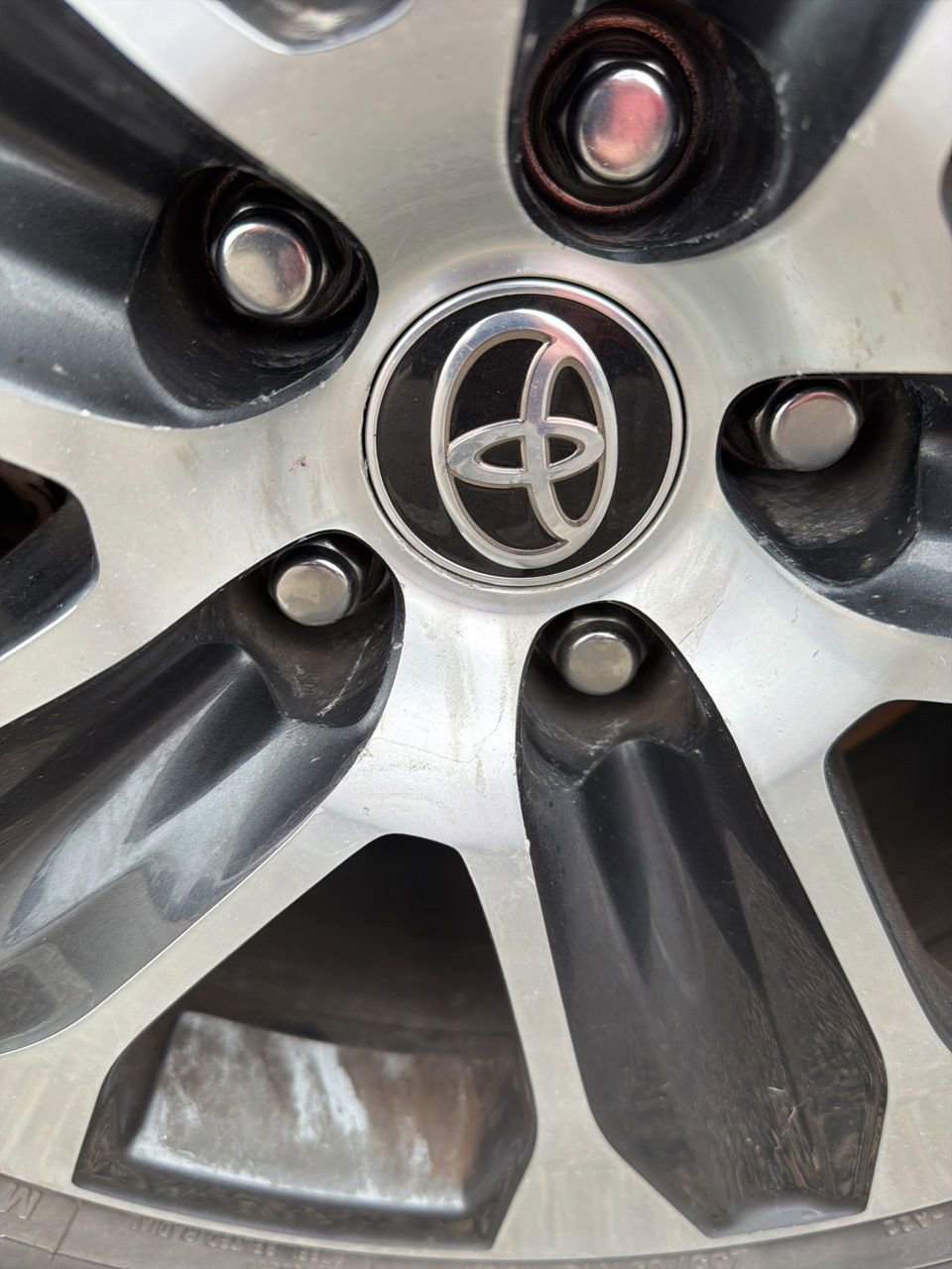 Used 2024 Toyota Highlander XLE FWD image 1