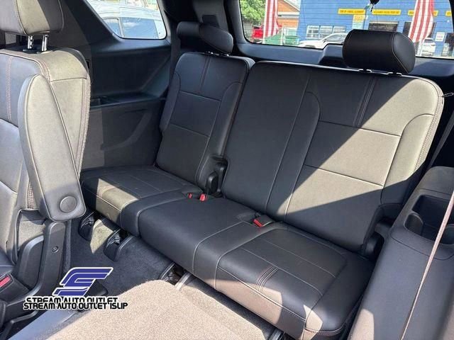 Used 2023 Chevrolet Traverse RS image 33