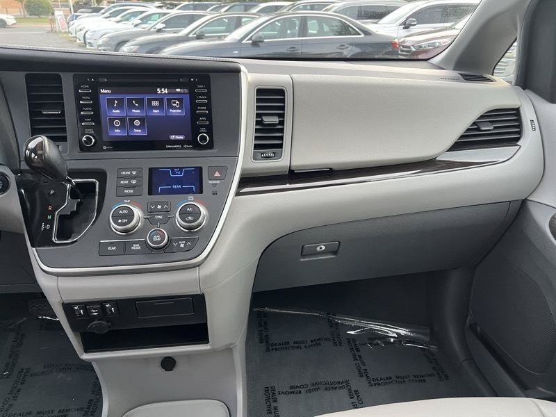 Used 2020 Toyota Sienna XLE FWD image 17