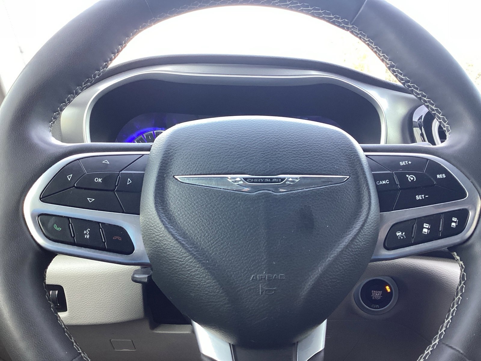 Used 2022 Chrysler Pacifica Touring-L image 10