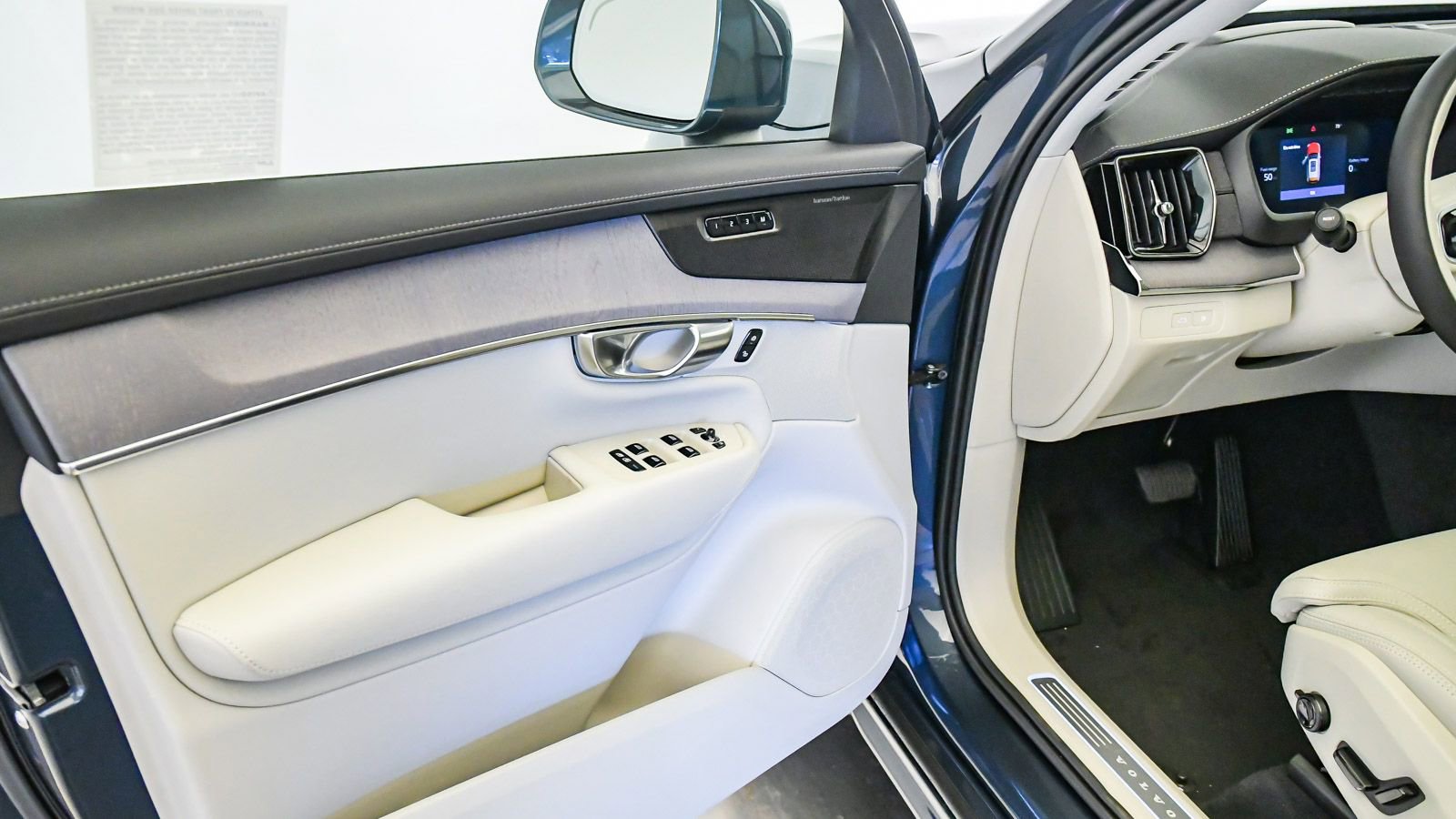 New 2026 Volvo XC90 T8 Ultra w/ Protection Package image 29