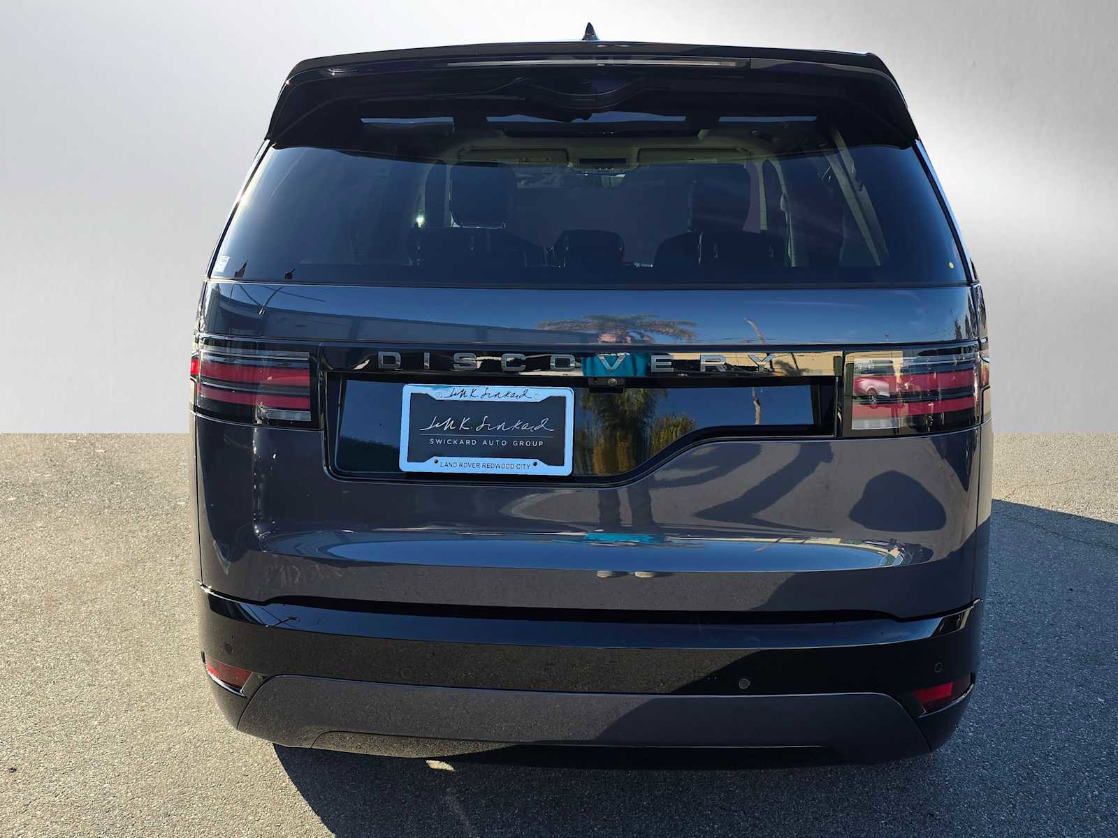 Used 2025 Land Rover Discovery Dynamic SE image 4