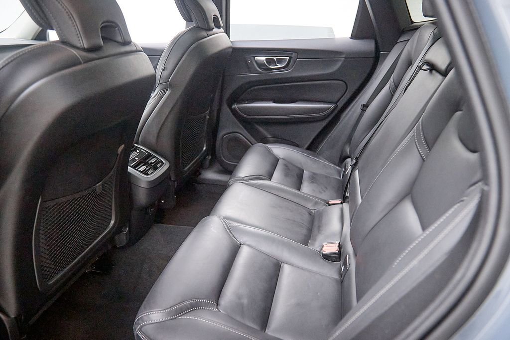 Certified 2024 Volvo XC60 B5 Ultimate w/ Protection Package Premier image 23