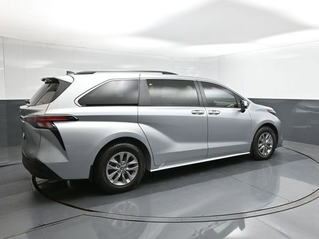 Used 2022 Toyota Sienna XLE image 15