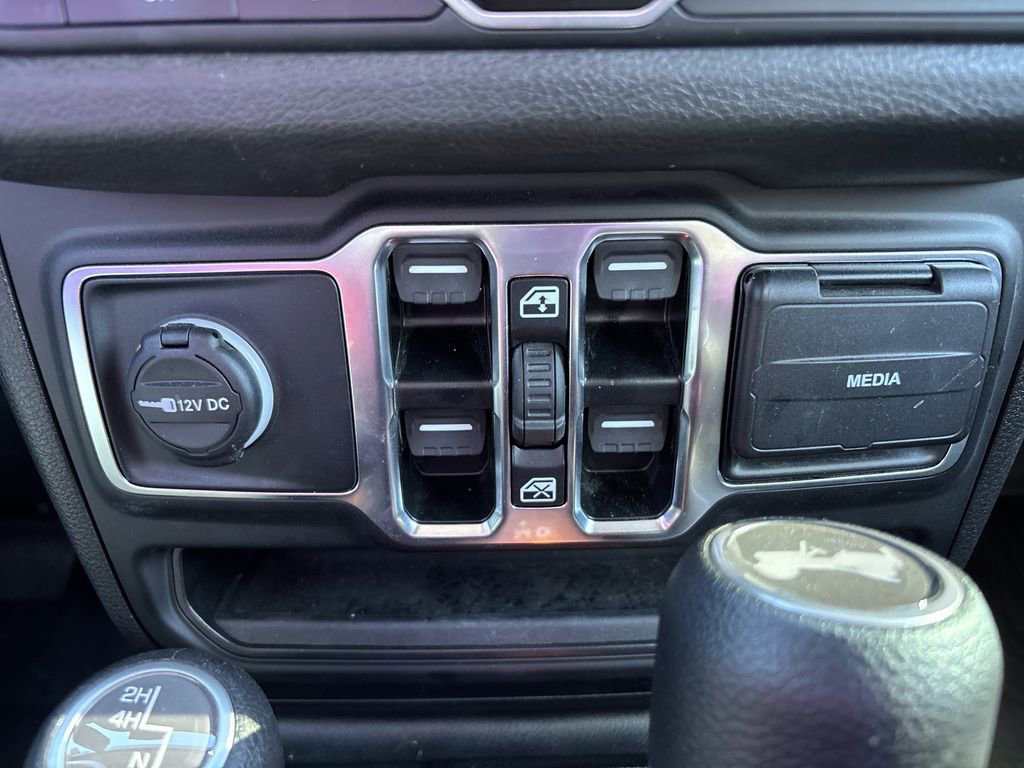 Used 2025 Jeep Wrangler Sport image 33