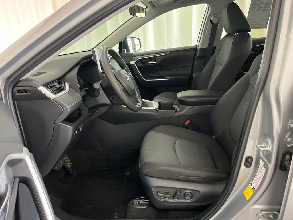 Used 2024 Toyota RAV4 XLE AWD/4WD image 4