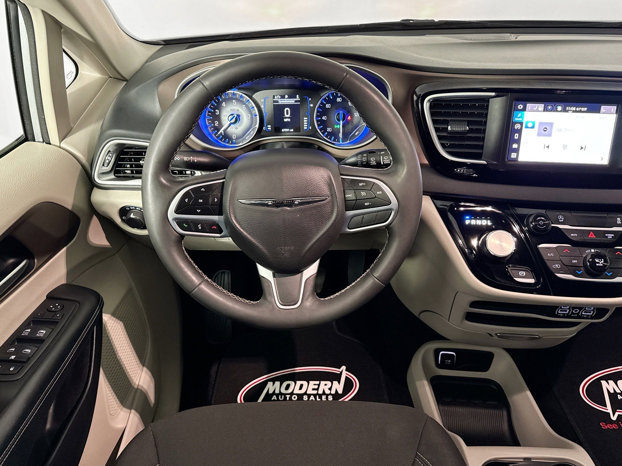 Used 2023 Chrysler Voyager LX image 20