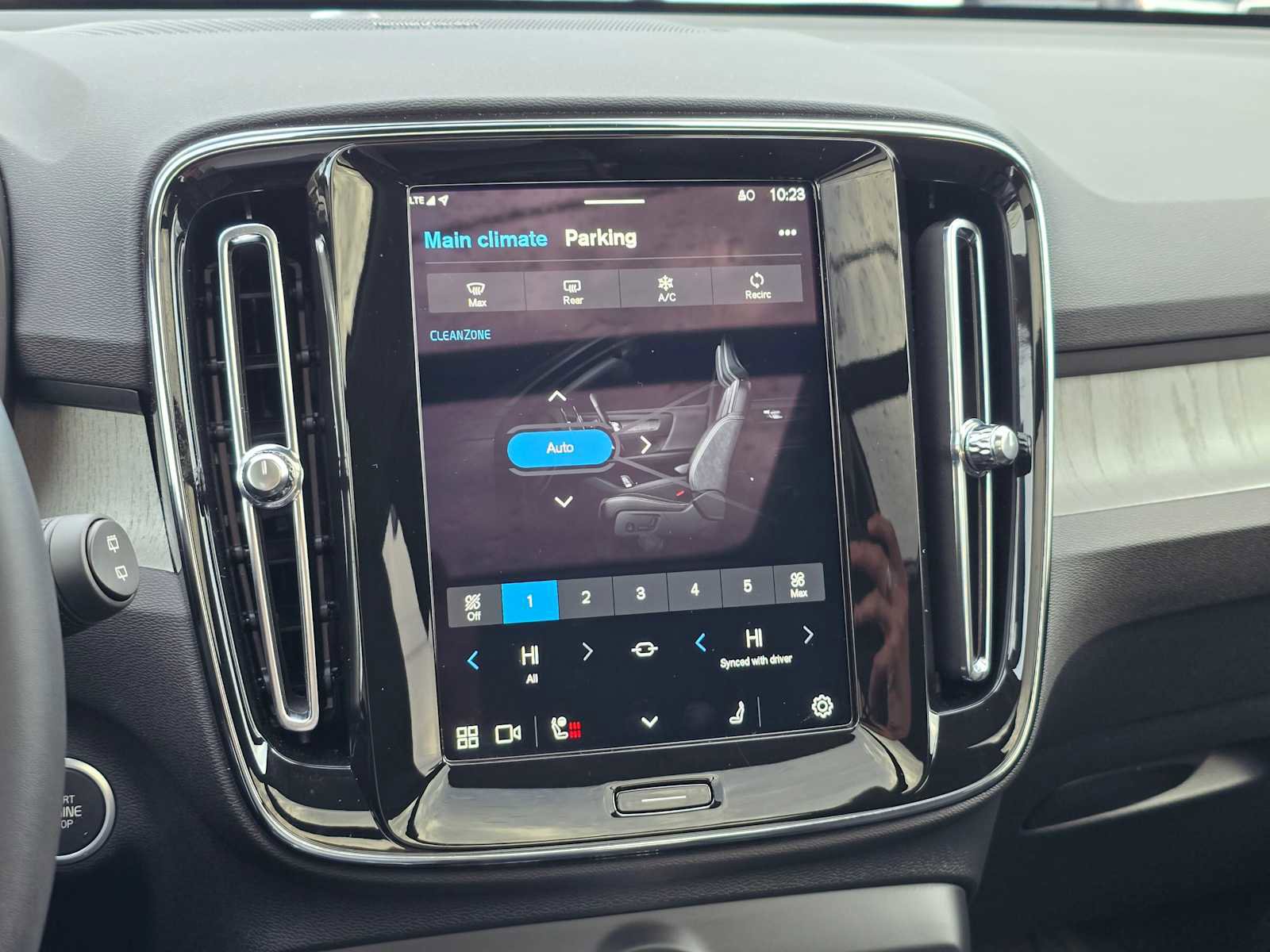 Certified 2025 Volvo XC40 B5 Plus w/ Climate Package image 25