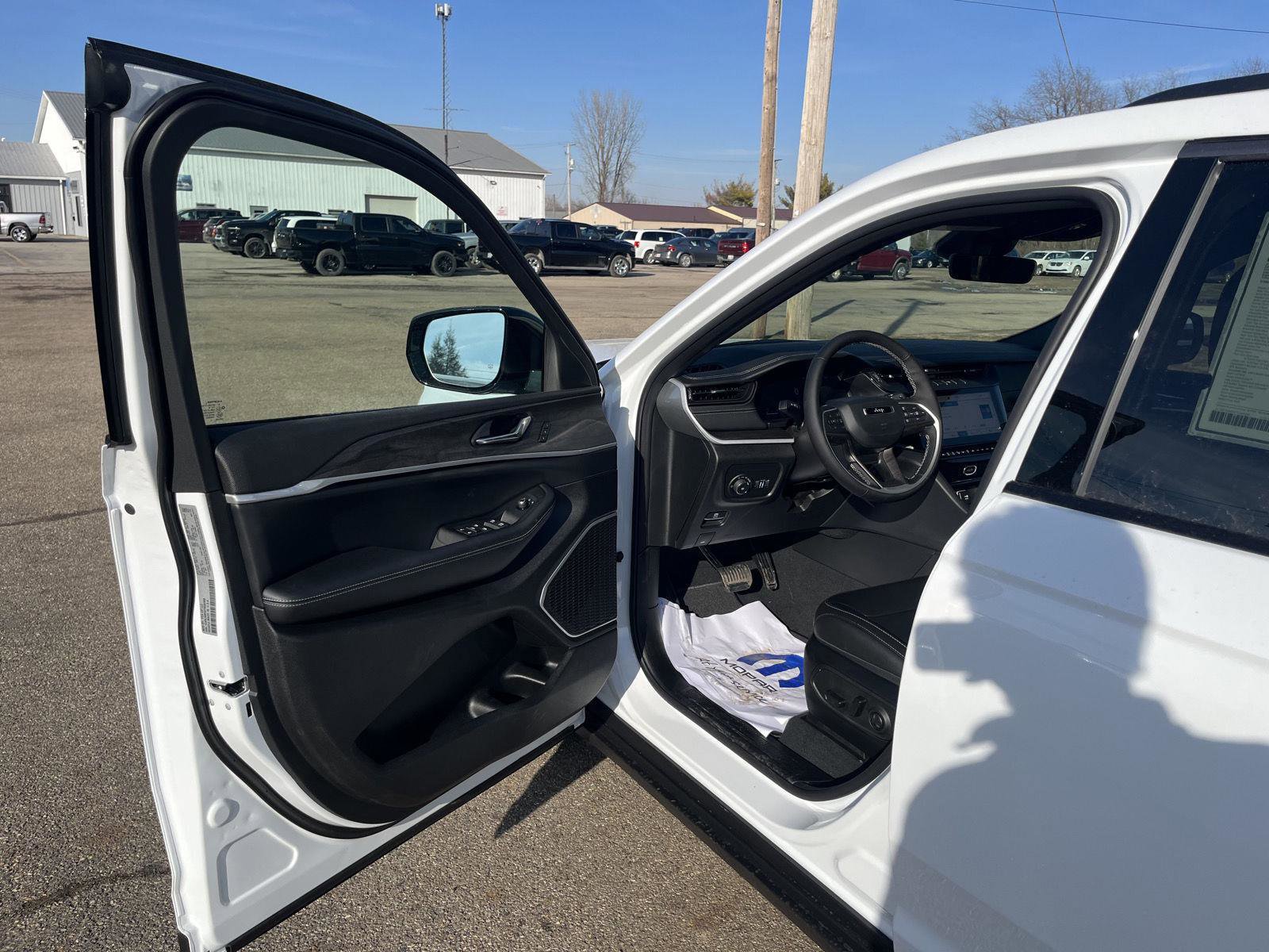 New 2026 Jeep Grand Cherokee L Limited w/ Limited Altitude Package image 11