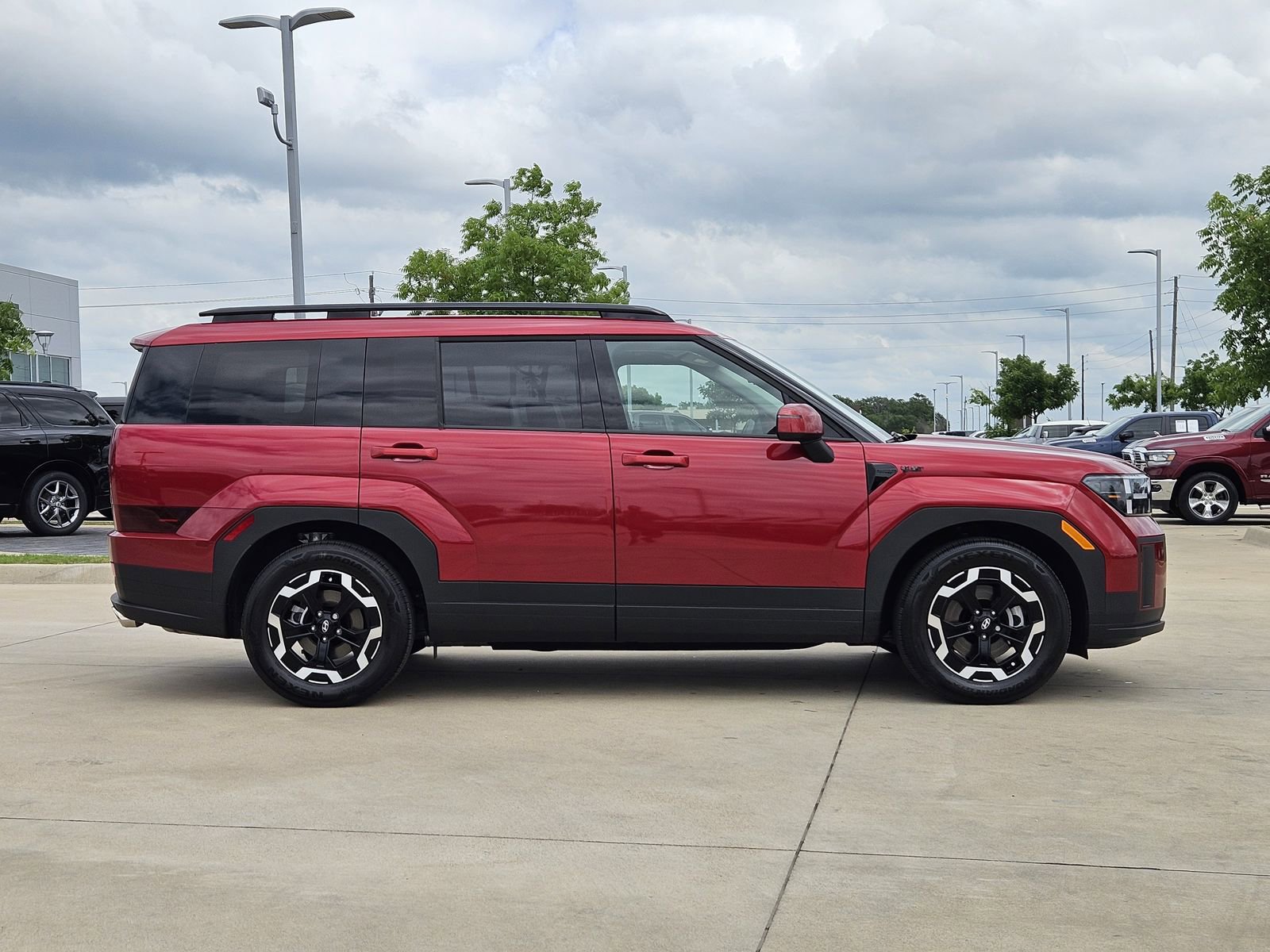 Used 2025 Hyundai Santa Fe SEL FWD image 7