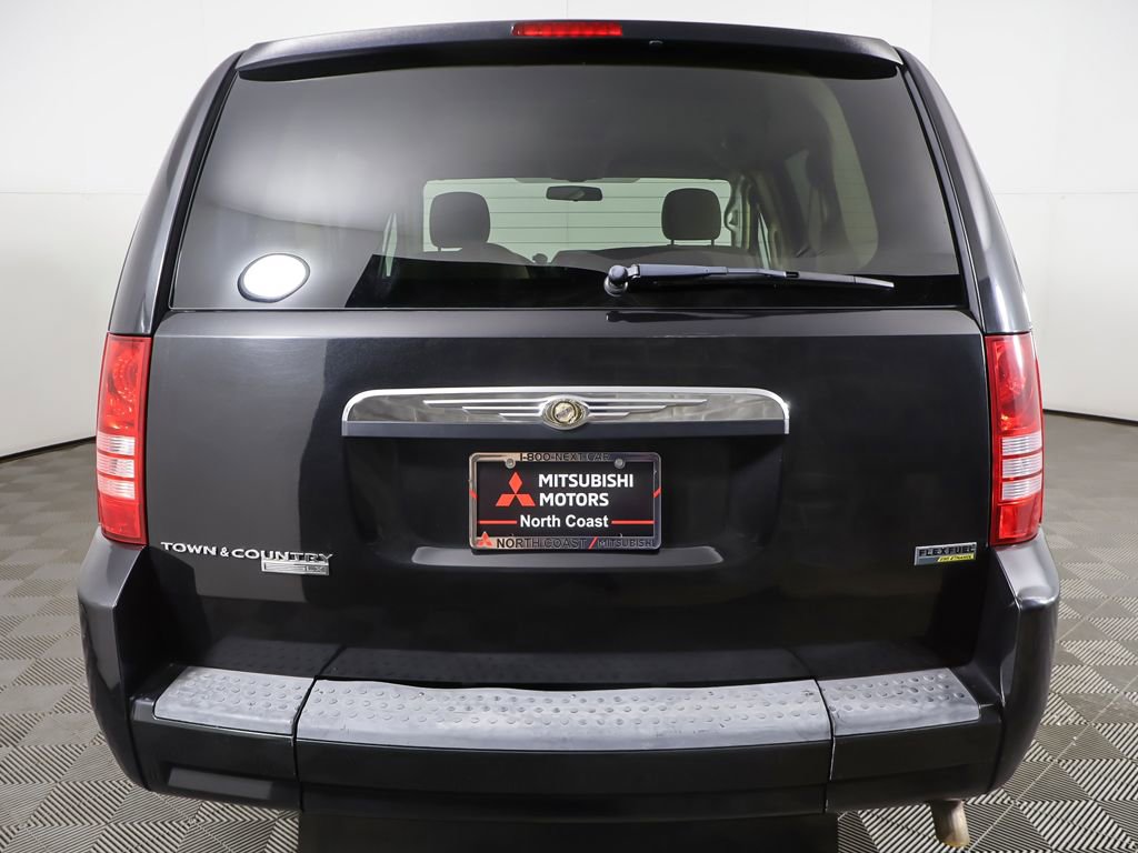 Used 2008 Chrysler Town & Country LX image 7