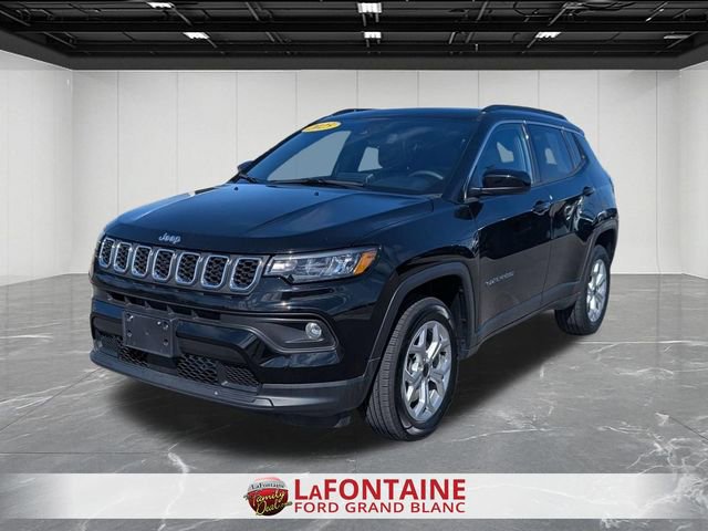Used 2025 Jeep Compass Latitude w/ Sun & Sound Group AWD/4WD image 1