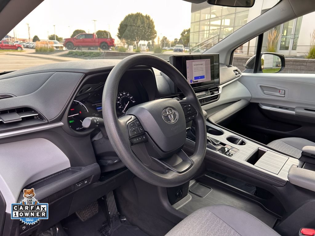 Used 2025 Toyota Sienna LE FWD image 9