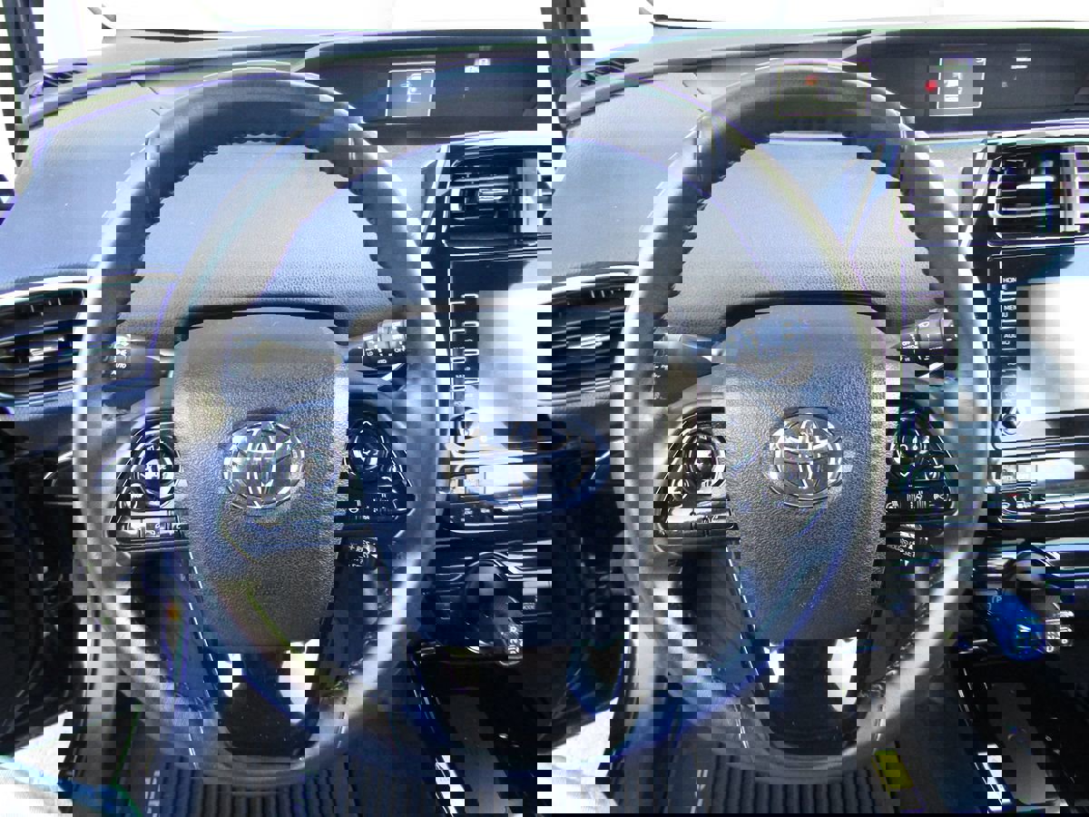 Used 2021 Toyota Prius XLE image 7