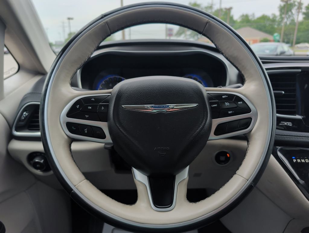 Used 2018 Chrysler Pacifica Limited FWD image 11