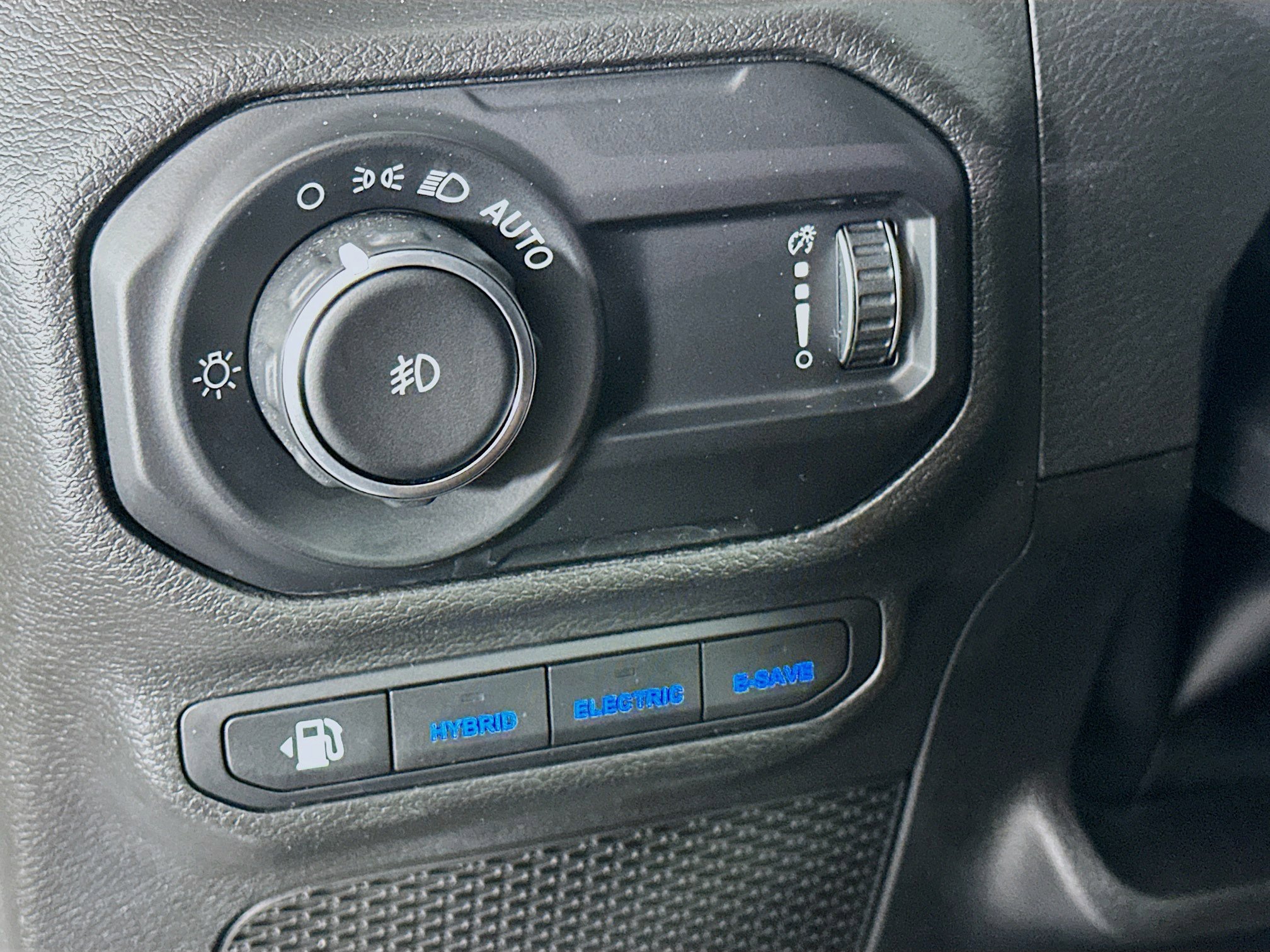 Used 2023 Jeep Wrangler Sahara w/ Cold Weather Group image 16